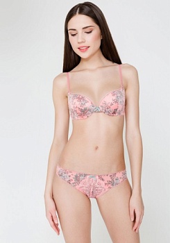 Состав:
Атласное полотно
ПЭ 97%
ПУ 3%
Эластичное кружево
ПА 90%
ПУ 10%
Ластовица
Хлопок 100%
	Трусики классические выполнены из принтованного атласного полотна и кружева, декорированы эластичной лентой с фестонами. Передняя деталь декорирован