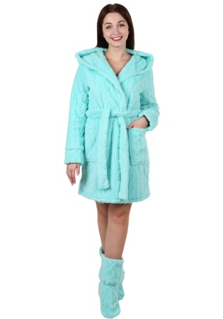 Состав:
Ведсофт
Полиэстер 100%
	Халат запашной с капюшоном длиной выше колена, двумя накладными карманами. Рукава длинные втачные с манжетами. Рельеф-ная стрижка полотна велсофта выполнена в виде жаккардового рисунка – косички.

Обратите вниман