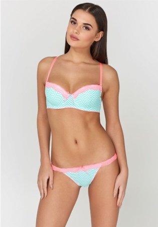 Состав:
Эластичное полотно
ПА 85%
ПУ 15%
Эластичное кружево
ПА 90%
ПУ 10%
Ластовица
Хлопок 100%
	Трусики-стринг выполнены из из эластичного принтованного полотна и узкого кружева, декорированы эластичной лентой с фестонами. Передняя деталь де