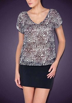 Состав: 
Полотно
ПЭ 100%
Эластичное полотно
ПА 80%,
ПУ 20%
	Платье пляжное с коротким рукавом и V-образным вырезом. Детали платья выполнены из принтованного шифона и классического купального полотна.