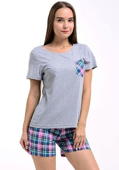 Состав:
Хлопок 100%.
	Женский комплект для сна. Состоит из футболки и шорт: футболка украшена карманом, шорты выполнены из клетчатой ткани. 

Обратите внимание: расцветка товара на сайте может отличаться от фактической расцветки. Оптовый склад о