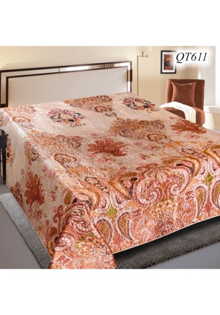 Состав:
1ая сторона - искусственный шелк, с модными дизайнами 3Д.
2ая сторона- белый спанбонд, нетканный материал.
Наполнитель - синтепон. 
	Покрывало 