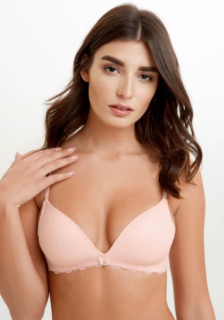 Состав:
Эластичное кружево
ПА 90%
ПУ 10%
	Кружевной бюстгальтер с формованными чашками без косточек. V-образный вырез декольте подчеркивает красивую форму груди. Центральная деталь декорирована бантиком с подвеской. Несъемные регулируемые бретели.