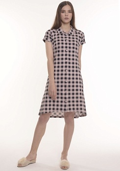 Состав:
Кулирка 
Хлопок 100%
    Молодежный женский халат на пуговицах. Полуприлегающий силуэт. Рукава реглан, короткие, с манжетами-отворотами. Отложной воротник. Боковые  карманы. Асимметричная оклуглая линия низа. Спинка отрезная по талии, с кул