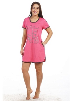 Состав:
Кулирка
Хлопок 100%
	Туника женская прямого силуэта. С коротким рукавом, удобными боковыми карманами и фигурными разрезами по бокам. Горловина, низ рукава и подол отделаны  контрастной окантовкой в цвет печати.