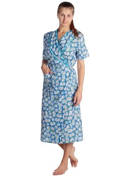 Состав:
Бязь 
Хлопок 100%
	Халат женский запашной прямого силуэта из бязи длиной ниже колена. С двумя накладными боковыми карманами, и декоративными деталями имитирующими отложной воротник. Рукава короткие втачные. На талии в боковых швах пояс. Низ