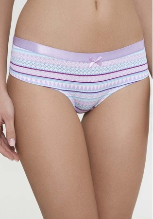 Состав:
Эластичное полотно
ПА 85%
ПУ 15%
Кружево
ПА 90%
ПУ 10%
Ластовица
Хлопок 100%
	Передняя деталь выполнена из эластичного полотна. Задняя деталь выполнена из эластичного кружева. Передняя деталь декорирована бантиком. Внутренняя ластовиц