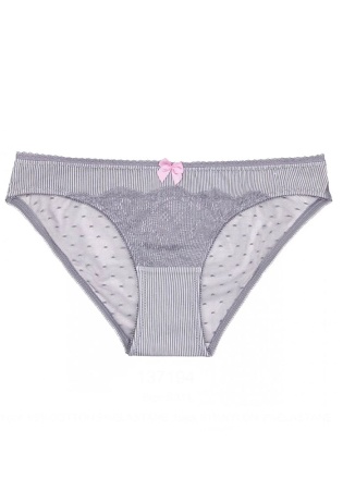 Состав:
Хлопок 95%,  
Эластан 5%
	Женские трусики из набивного полотна, украшены атласным бантиком и кружевом.