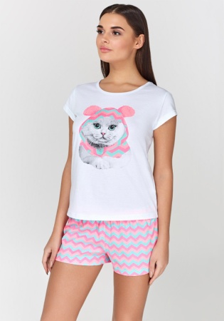 Состав: 
Хлопок 100%
	Женская пижама, состоящая из трикотажной футболки и шорт. 
Футболка с круглым вырезом горловины, декорирована принтом спереди с использованием неоновх цветов. 
Шорты с эластичной резинкой на поясе.