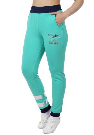 Состав:
Хлопок 72%
ПЭ 20%
Эластан 8%
	Брюки прилегающего силуэта длиной до щиколодки с двумя боковыми карманами. Притачной пояс на резинке и манжеты выполнены из отделочного трикотажа – рибаны. На передней левой половинке брюк и на правой нижней ч