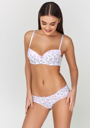 Состав:
Полотно
Хлопок 95%
ПУ 5%
Эластичное кружево
ПА 90%
ПУ 10%
Ластовица
Хлопок 100%
	Трусики-боксеры выполнены из эластичного принтованного хлопкового полотна и узкого кружева, декорированы эластичной лентой с фестонами. Передняя деталь д