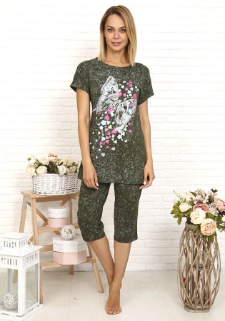 Состав:
Кулирка
Хлопок 100%
	Женский костюм с бриджами. Выполнена из принтованного полотна. Футболка украшена рисунком. 

Обратите внимание: расцветка товара на сайте может отличаться от фактической расцветки. Оптовый склад оставляет за собой п