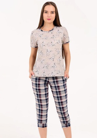 Состав:
Хлопок 100%.
	Женский комплект, состоит из футболки и бриджей. Футболка выполнена из принтованного полотна, бриджи выполнены из ткани с узором 