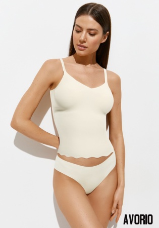 Состав: 
76% Полиамид 
24% Эластан
   Базовая майка на тонких регулируемых бретелях с V-образным вырезом спереди. Подчеркивает грудь и придает ей округлую форму.Изготовлена из гладкой эластичной микрофибры по инновационной технологии термоклеевой обработ