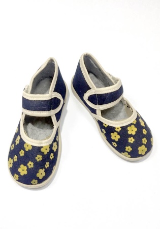 Легкие тапочки РИМАЛ выполнены из качественных и безопасных материалов. Подошва ТЭП (ортопедик) - гибкая, не скользит, жесткий задник, застежка-липучка, материал - текстиль (плотная джинса), подклад - байка. Подойдет как для использования в теплую погоду,