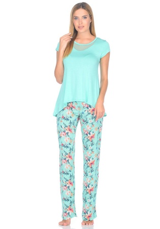 Состав:
Вискоза 100%
	Пижама женская состоит из футболки и брюк. Футболка из эластичного вискозного полотна. Линия горловины декорирована эластичной жаккардовой сеткой.
Брюки из не эластичного принтованного вискозного полотна с поясом на резинке.