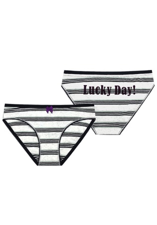 Состав:
Хлопок 95%
Эластан 5%
     Женские трусы-слипы из принтованного полотна. Передняя деталь украшена бантиком, задняя деталь украшена надписью. 