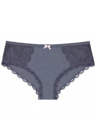 Состав:
Хлопок 95%,  
Эластан 5%
	Женские трусики из однотонного полотна, украшены атласным бантиком и кружевом.