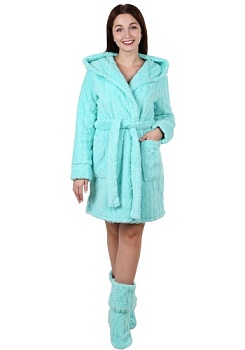 Состав:
Ведсофт
Полиэстер 100%
	Халат запашной с капюшоном длиной выше колена, двумя накладными карманами. Рукава длинные втачные с манжетами. Рельеф-ная стрижка полотна велсофта выполнена в виде жаккардового рисунка – косички.

Обратите вниман