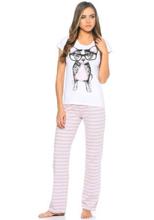 Состав: 
Хлопок 95%,
ПУ 5%
	Женская пижама, состоящая из трикотажной футболки и брюк.
Футболка с круглым вырезом горловины, декорирована ярким принтом спереди.
Брюки с эластичной резинкой на поясе.