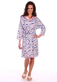 Состав: 
Кулирка 
Хлопок 100% 
    Халат женский прямого силуэта, длиной до колена, на запах. На полочках в боковых швах обработаны карманы. Спинка без особенностей. Рукав - «кимоно», длинный. Халат с капюшоном. Вход в карман, низ рукава, низ халат
