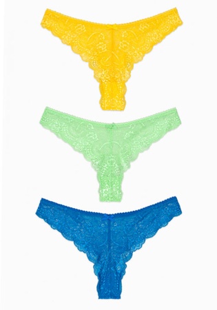 Состав:
Эластичное полотно
ПА 85%
ПУ 15%
Ластовица
Хлопок 100%
	Трусики-стринг выполнены из эластичного кружева. Линия талии декорирована эластичной лентой с фестонами. Передняя деталь декорирована бантиком.