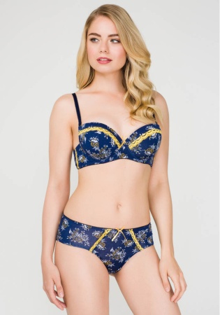 Состав:
Полотно
Хлопок 95%
ПУ 5%
Эластичное кружево
ПА 90%
ПУ 10%
Ластовица
Хлопок 100%
	Трусики-боксеры выполнены из эластичного принтованного хлопкового полотна, декорированы узким кружевом. Линия талии декорирована эластичной лентой с фест