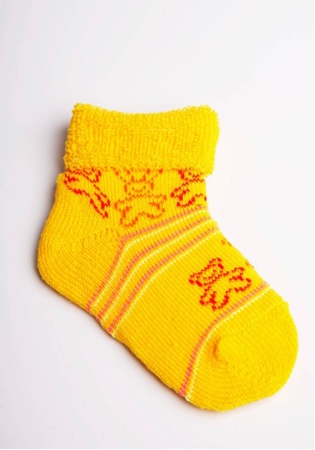 Состав: 
Хлопок 93%, 
Полиамид 6%, 
Эластан 1%
	Плюшевые носки для малышей: борт с отворотом и компьютерный рисунок.