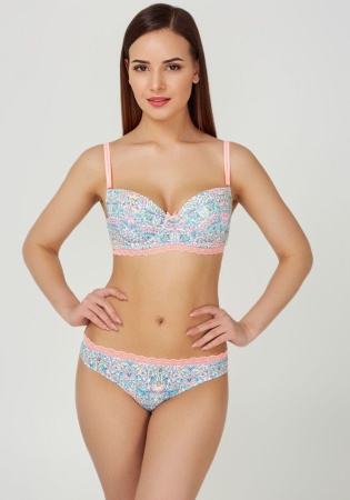 Состав:
Полотно
Хлопок 95%
ПУ 5%
Эластичное кружево
ПА 90%
ПУ 10%
Ластовица
Хлопок 100%
	Трусики-стринг выполнены из эластичного принтованного хлопкового полотна, деорированы узким кружевом. Задняя деталь декорирована вырезом и бантиком. 