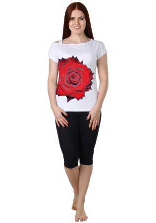 Состав:
Вискоза 95% 
Эластан 5%
	Костюм женский состоит из блузки и бридж. Блузка женская полуприлегающего силуэта с цельнокроеным рукавом и ассиметрич-ным вырезом горловины с одной бретелью на плече. На полочке принт. Бриджи обле-гающие из набивно