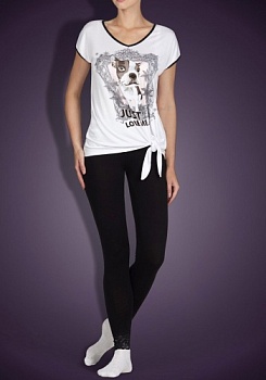 Состав:
Вискоза 95%,
ПУ 5% 
Кружево 
ПА 90%,
ПУ 10%
	Пижама женская. Футболка с короткими рукавами, на передней части изделия цветной принт и декоративный узелок по низу. Лосины однотонные с кружевными манжетами по низу изделия. 