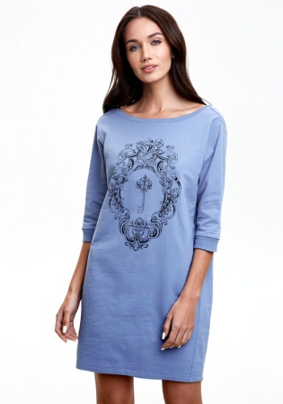 Состав:
Хлопок 100%
	Трикотажная ночная сорочка с контрастным принтом спереди и фигурным вырезом на спинке. Свободный крой, круглый вырез горловины, рукава длиной три четверти с эластичными манжетами. Удлиненный подол сзади.
