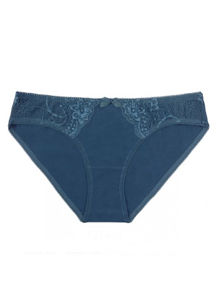 Состав:
Хлопок 95%,  
Эластан 5%
	Женские трусики из однотонного полотна, украшены атласным бантиком и кружевом.