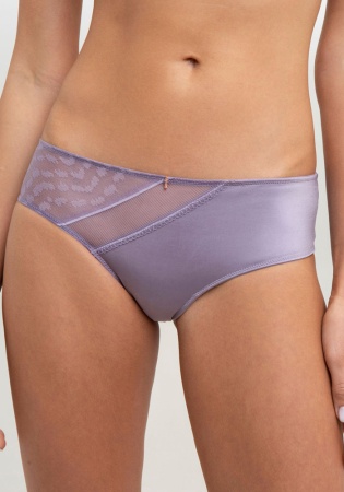 Состав:
Эластичное полотно
ПА 72%
ПУ 28%
Эластичная сетка
ПА 82%
ПУ 18%
Ластовица
Хлопок 100%
	Женские трусы-боксеры. Передняя деталь выполнена из эластичного полотна и сетки, украшена бантиком. Задняя деталь выполнена эластичной сетки. Ласто