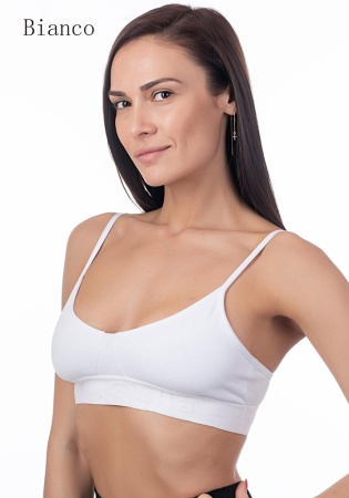 Состав:
Хлопок 95%
Эластан 5%
      Хлопковый топик на тонких бретелях. Резинка модели декорирована рельефной круговой надписью 