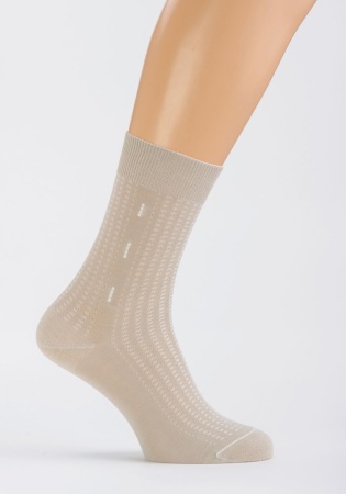 Состав: 
Хлопок 67%, 
Полиамид 33%
	Носки мужские с перфорацией по всей длине. Небольшой рисунок на боковой части паголенка. 