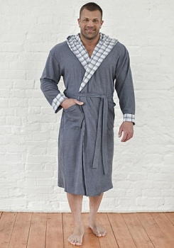 Состав: 
Хлопок 80%
ПЭ 20%
	Халат мужской запашной с капюшоном, со съёмным поясом по линии талии и двумя накладными карманами. Рукав втачной, длинный на манжете. Внутренняя часть капюшона и манжеты из отделочного материала.

Обратите внимание: 