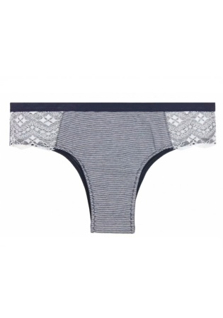 Состав:
Хлопок 95%
Эластан 5%
	Женские трусы из принтованного полотна, сбоку украшены кружевной вставкой. . 
