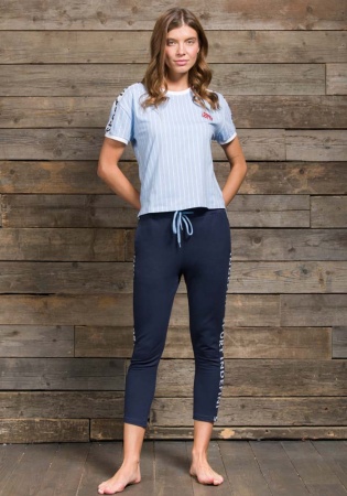 Состав:
Хлопок 95%
Эластан 5%
	Домашняя пижама для сна и отдыха из новой коллекции. Комплект состоит из футболки и бридж.