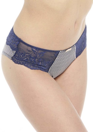 Состав:
Атласное полотно
ПЭ 97%
ПУ 3%
Кружево
ПА 90%
ПУ 10%
Ластовица
Хлопок 100%
	Трусики-боксеры выполнены из принтованного атласного полотна и кружева. Передняя деталь декорирована мягкой эластичной лентой и атласным бантиком.