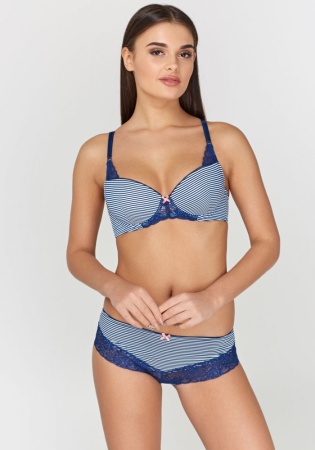 Состав:
Эластичное полотно
ПА 85%
ПУ 15%
Эластичное кружево
ПА 90%
ПУ 10%
Ластовица
Хлопок 100%
	Трусики-боксеры выполнены из из эластичного принтованного полотна и узкого кружева, декорированы эластичной лентой с фестонами. Передняя деталь д