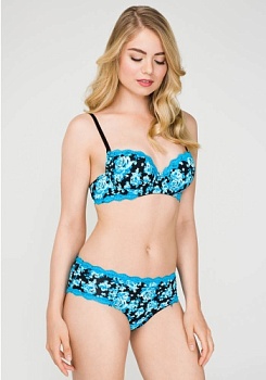 Состав:
Эластичное полотно
ПА 85%, 
ПУ 15%
Эластичное кружево
ПА 90%, 
ПУ 10%
Ластовица
Хлопок 100%
	Трусики-боксеры выполнены из эластичного принтованного полотна, декорированы узким кружевом. Передняя деталь декорирована двумя бантиками.
