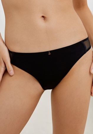 Состав:
Эластичное полотно
ПА 72%
ПУ 28%
Эластичная сетка
ПА 82%
ПУ 18%
Ластовица
Хлопок 100%
	Женские трусы классической формы, выполнена из эластичного полотна и эластичной сетки. Передняя деталь декорирована украшением. Ластовица выполнена