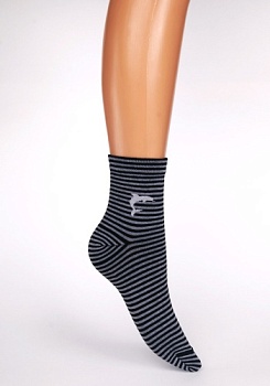 Состав: 
Хлопок 74%, 
Полиамид 24%, 
Эластан 2%
	Женские демисезонные носки в полоску, на паголенке - изображение дельфина.