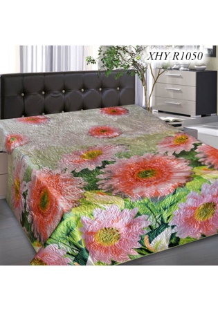 Состав:
1ая сторона - искусственный шелк, с модными дизайнами 3Д.
2ая сторона- белый спанбонд, нетканный материал.
Наполнитель - синтепон. 
	Покрывало 