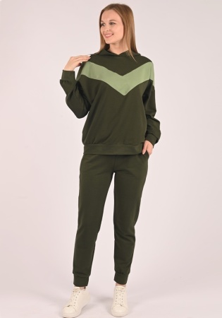 Состав:
Футер с лайкрой 
Хлопок 75%
ПЭ 20%
Лайкра 5% 
	Женский костюм с капюшоном. 

Обратите внимание: расцветка товара на сайте может отличаться от фактической расцветки. Оптовый склад оставляет за собой право поставить товар любого цвета, 