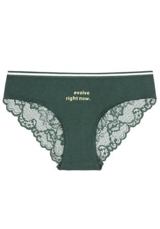 Состав:
Ткань
Хлопок 95%
Эластан 5%
Кружево
Нейлон 90%
Эластан 10%
	Женские трусики из однотонного полотна и кружева. Украшен надписью. 