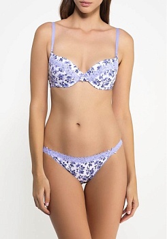 Состав:
Полотно
Хлопок 95%
ПУ 5%
Кружево
ПА 90%
ПУ 10%
Ластовица
Хлопок 100%
	Трусики-стринг выполнены из эластичного принтованного хлопкового полотна, декорированы узким кружевом и эластичной лентой с фестонами. Передняя деталь декорирована 