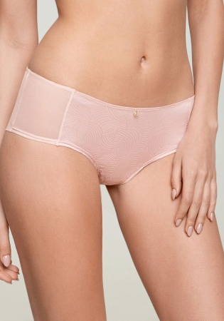 Состав:
Эластичное полотно
ПА 92%
ПУ 8%
Эластичная сетка
ПА 88%
ПУ 12%
Ластовица
Хлопок 100%
	Трусы-боксеры из эластичного полотна и эластичное сетки. Передняя деталь декорирована украшением. Внутренняя ластовица выполнена из хлопка.
