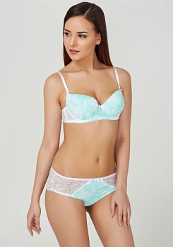 Состав:
Эластичное полотно
ПА 85%
ПУ 15%
Эластичное кружево
ПА 90%
ПУ 10%
Ластовица
Хлопок 100%
	Трусики-боксеры выполнены из эластичного принтованного полотна и кружева. Линия талии декорирована эластичной лентой с фестонами. Передняя деталь